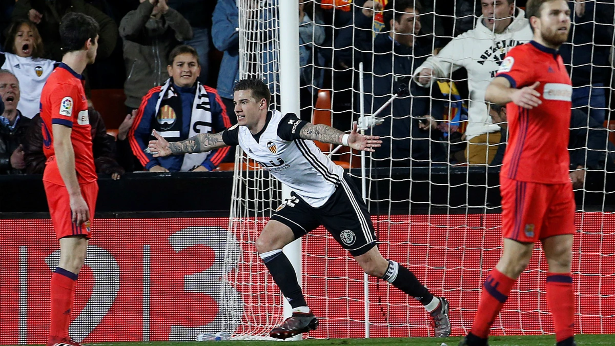 Santi Mina celebra un gol ante la Real Sociedad