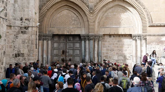 Visitantes esperan a la entrada del Santo Sepulcro, cerrando en Jerusalén Visitantes esperan a la entrada del Santo Sepulcro, cerrando en Jerusalén