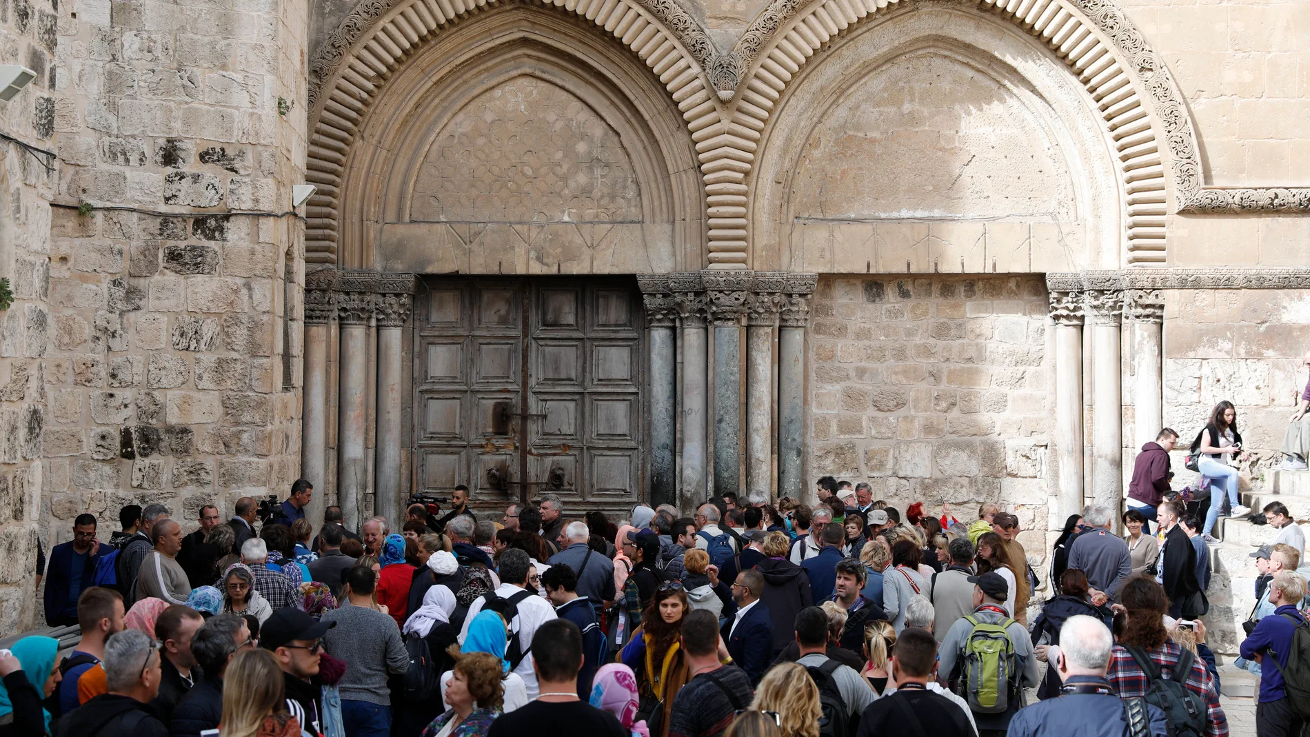 Visitantes esperan a la entrada del Santo Sepulcro, cerrando en Jerusalén