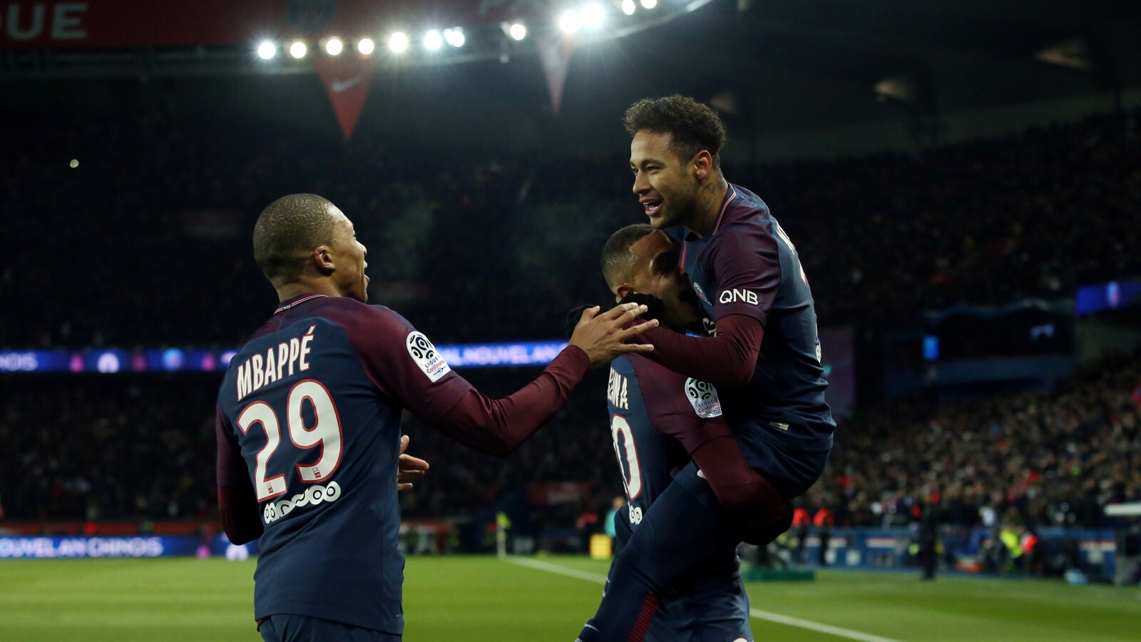 Mbapp&eacute;, Neymar y Kurzawa celebran un gol ante el Olympique de Marsella