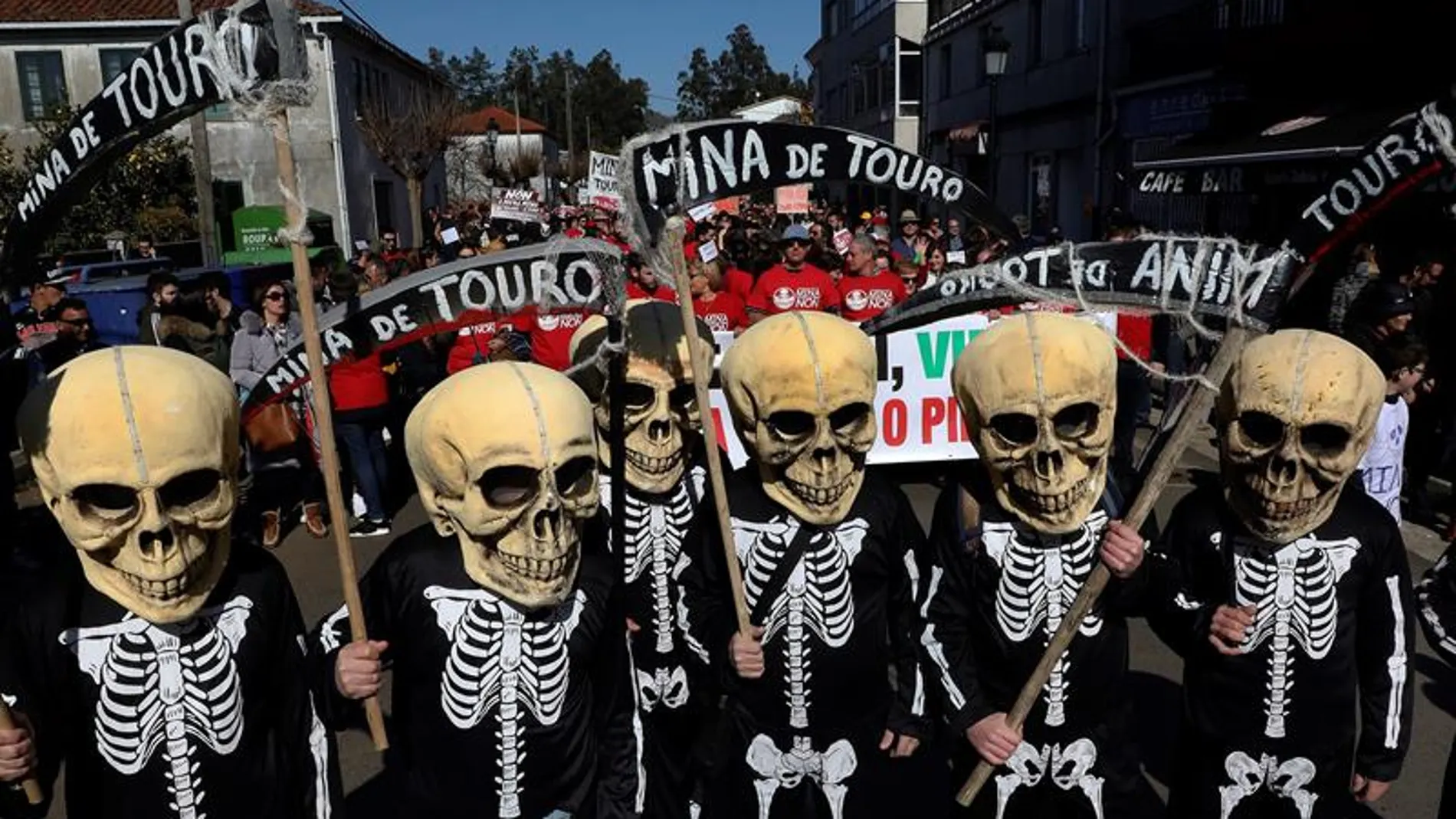 Vecinos disfrazados con calaveras se manifiestan en Touro contra la reapertura de una mina de cobre