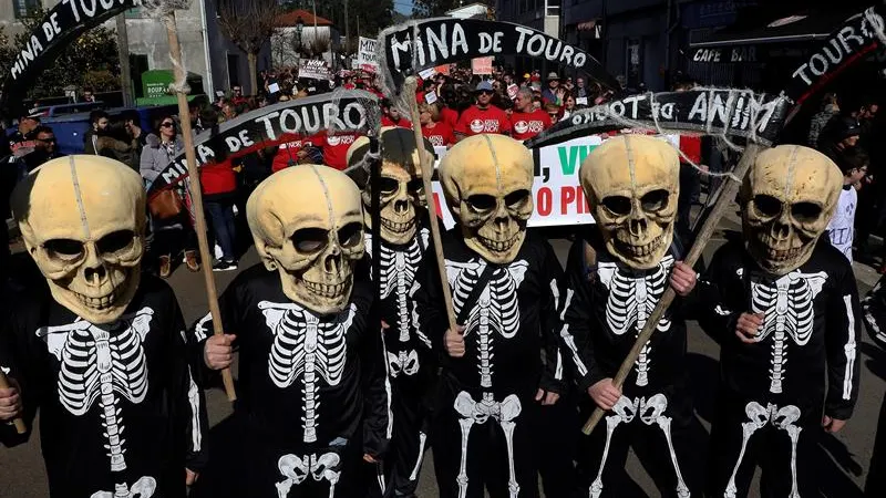 Vecinos disfrazados con calaveras se manifiestan en Touro contra la reapertura de una mina de cobre