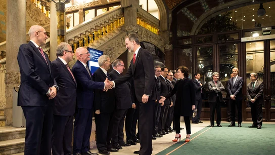 El Rey Felipe VI saluda al consejero delegado de la asociación GSMA El Rey Felipe VI saluda al consejero delegado de la asociación GSMA