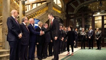 El Rey Felipe VI saluda al consejero delegado de la asociación GSMA