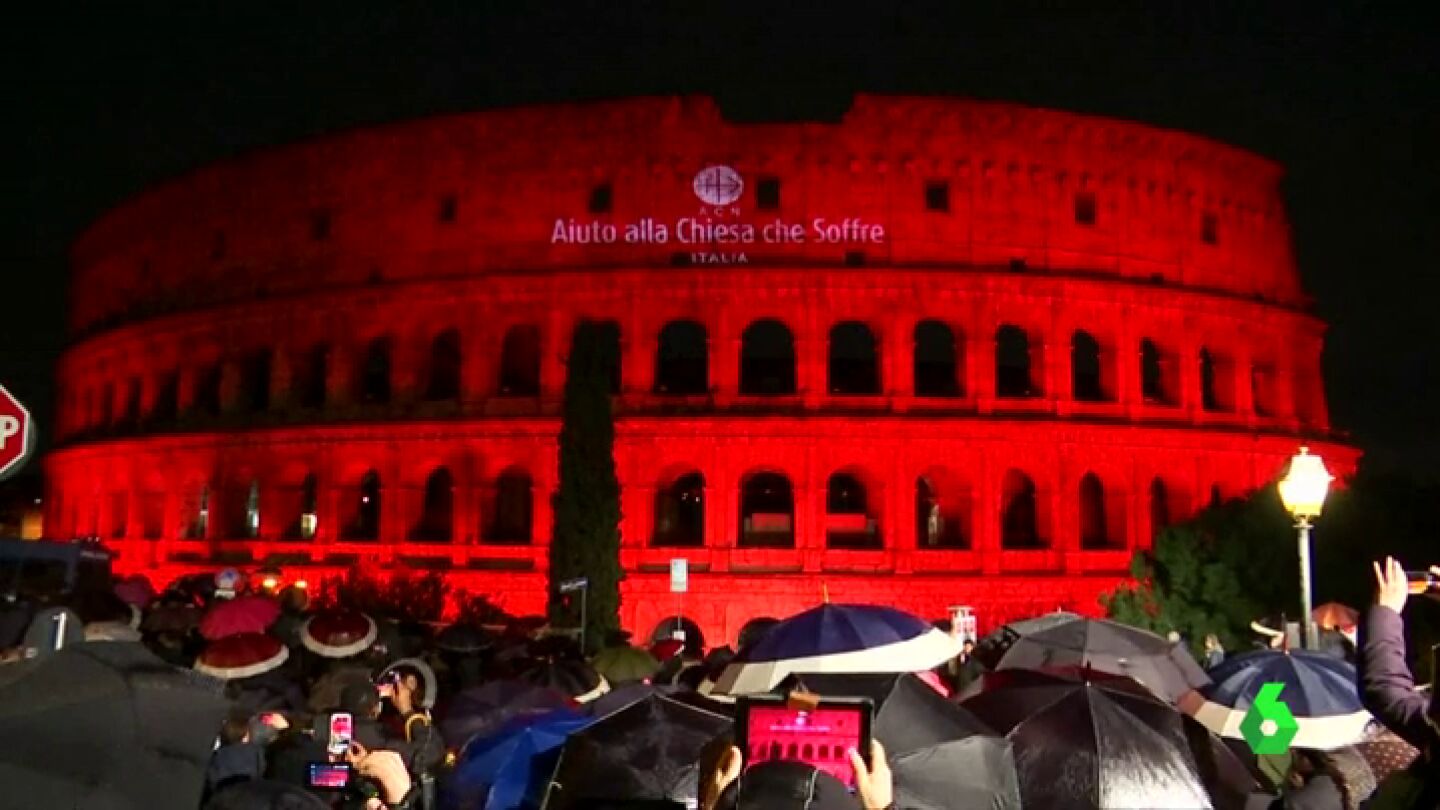 El Coliseo de Roma se ti&ntilde;e de rojo