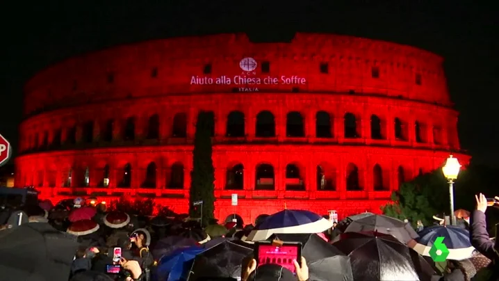 El Coliseo de Roma se tiñe de rojo