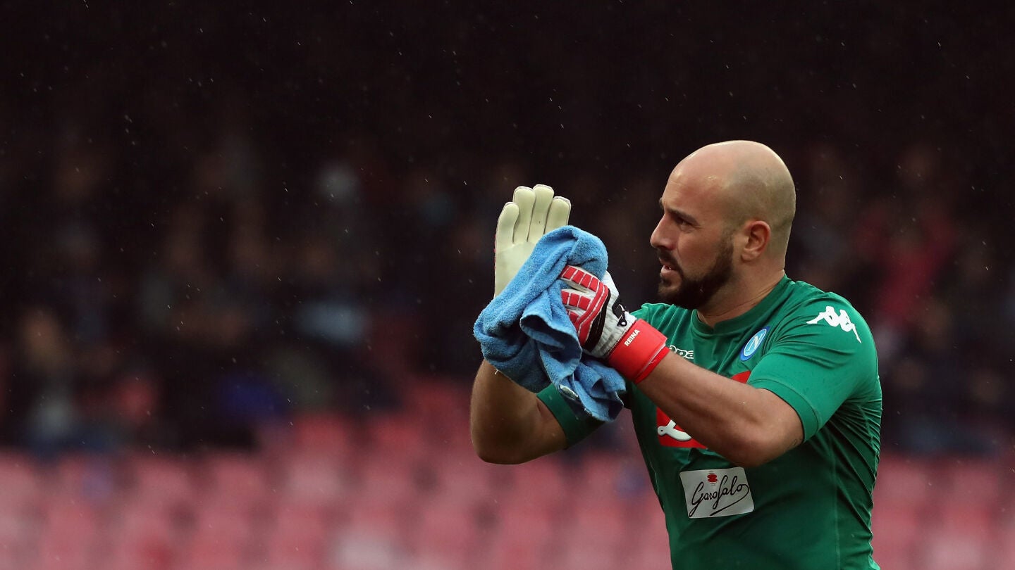 Pepe Reina, en un partido con el N&aacute;poles