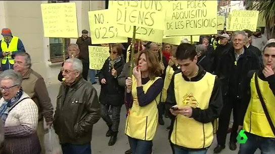 Los yayoflautas de Barcelona salen a la calle por unas pensiones dignas: "Que se enteren que no somos tontos" Los yayoflautas de Barcelona salen a la calle por unas pensiones dignas: "Que se enteren que no somos tontos"