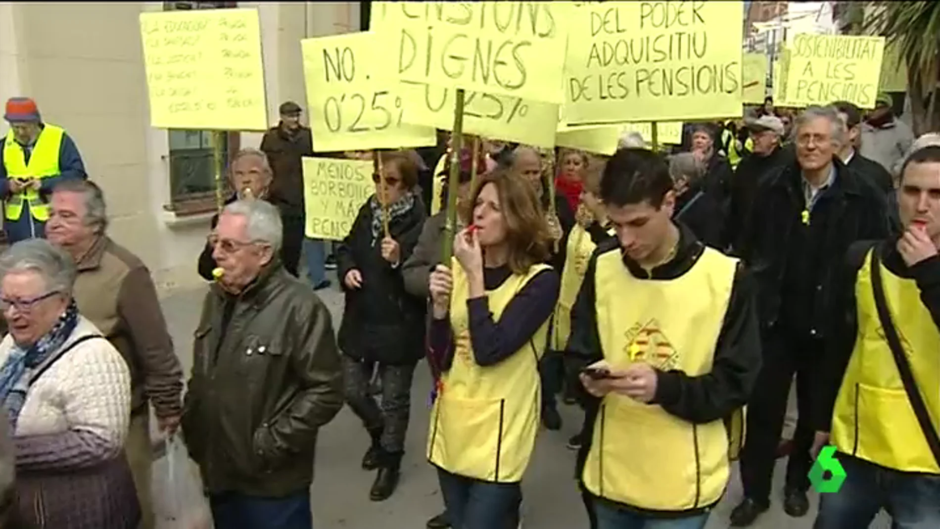 Los yayoflautas de Barcelona salen a la calle por unas pensiones dignas: "Que se enteren que no somos tontos"