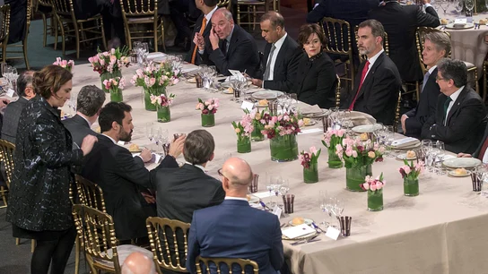 El Rey Felipe VI, acompañado de la vicepresidenta del Gobierno, Soraya Sáenz de Santamaría El Rey Felipe VI, acompañado de la vicepresidenta del Gobierno, Soraya Sáenz de Santamaría