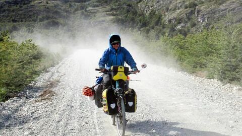 sola en bici