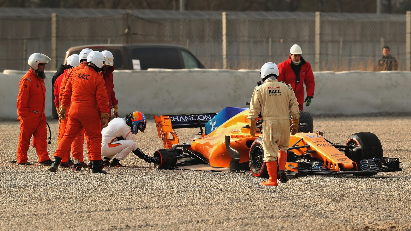Fernando Alonso observa su McLaren tras el accidente en Montmeló Fernando Alonso observa su McLaren tras el accidente en Montmeló