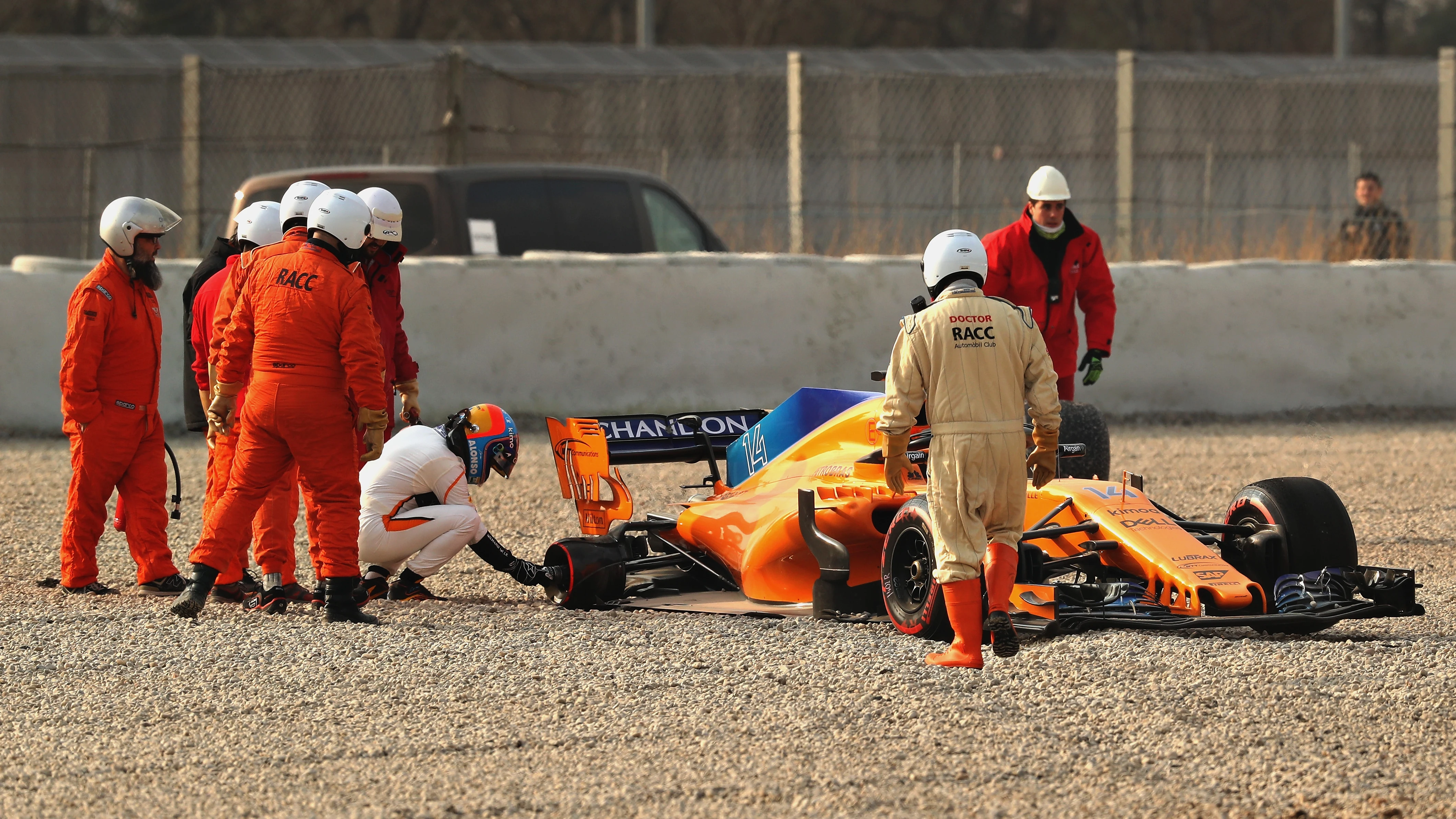 Fernando Alonso observa su McLaren tras el accidente en Montmeló