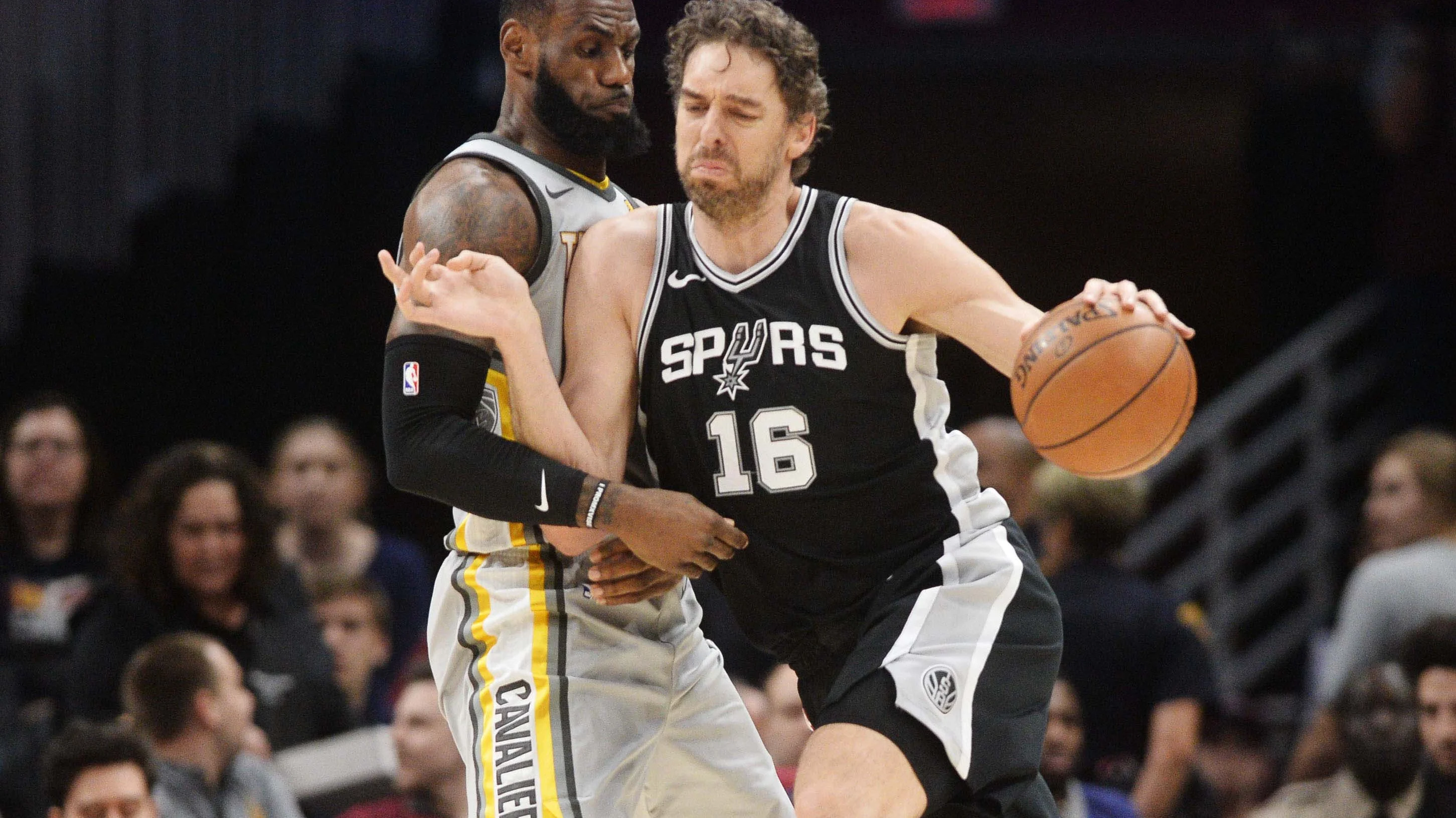 Pau Gasol, defendido por LeBron James