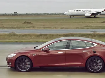 tesla-model-s-vs-boeing-737-qantas-drag-2016-00.jpg tesla-model-s-vs-boeing-737-qantas-drag-2016-00.jpg