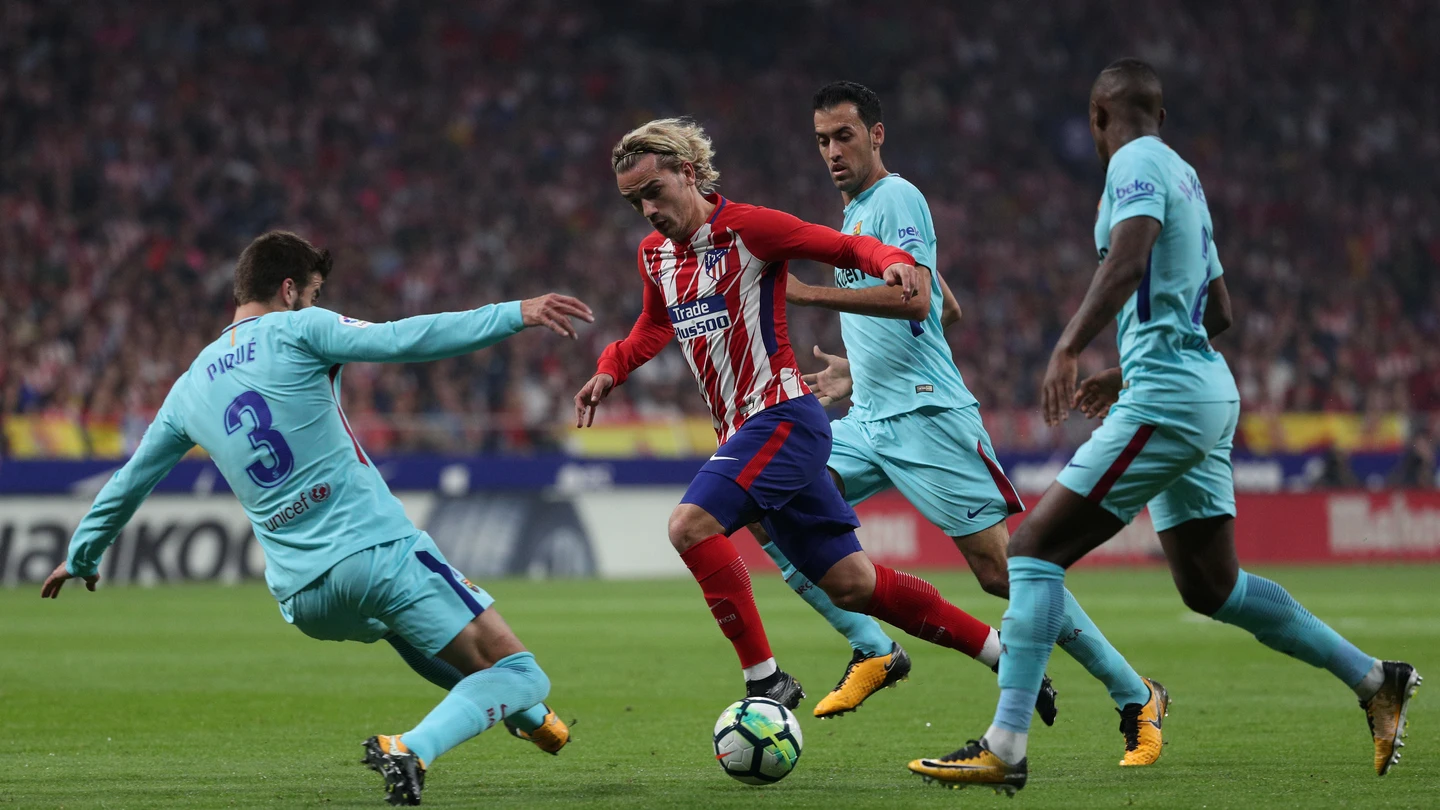 Griezmann intenta avanzar ante la defensa del Barcelona Griezmann intenta avanzar ante la defensa del Barcelona
