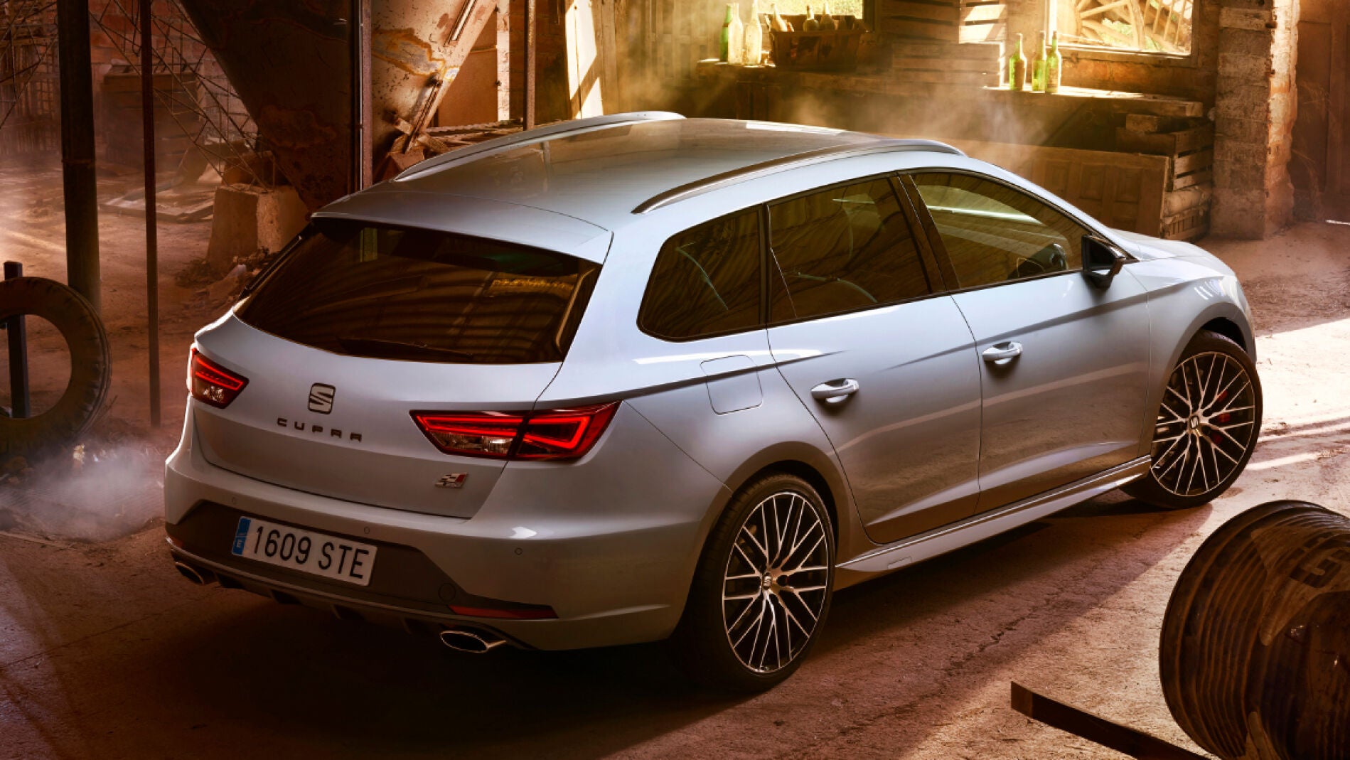 SEAT_Leon_ST_Cupra_290_2016_01.jpg