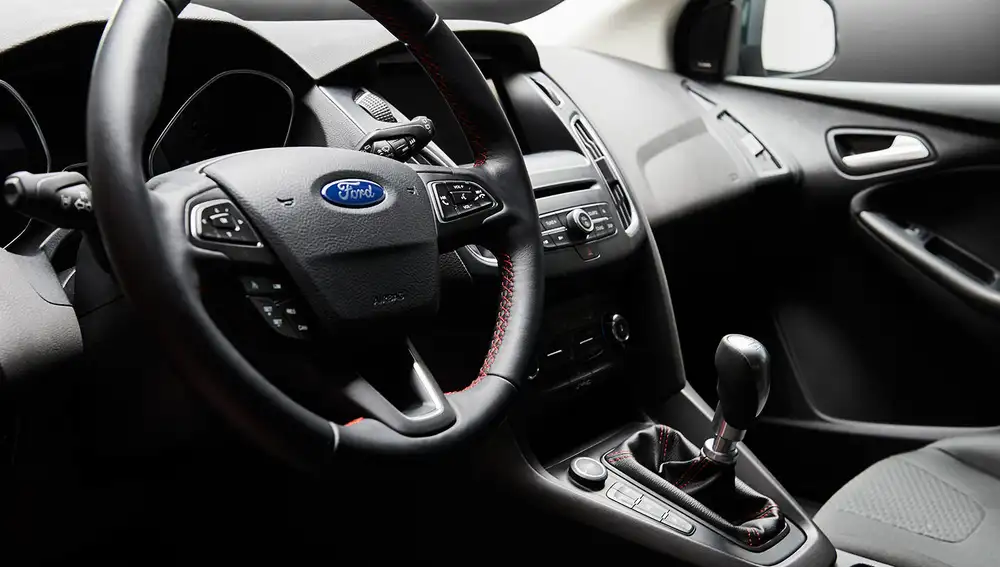 ford-focus-black-red-edition-2016-01.jpg