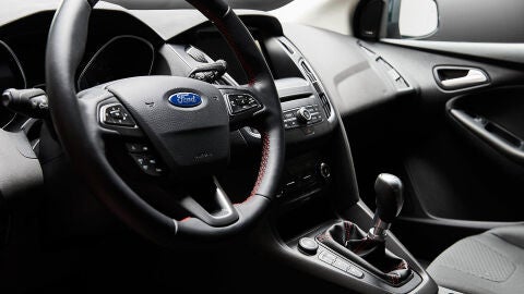 ford-focus-black-red-edition-2016-01