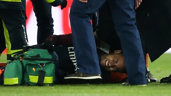 Neymar se duele en el suelo Neymar se duele en el suelo