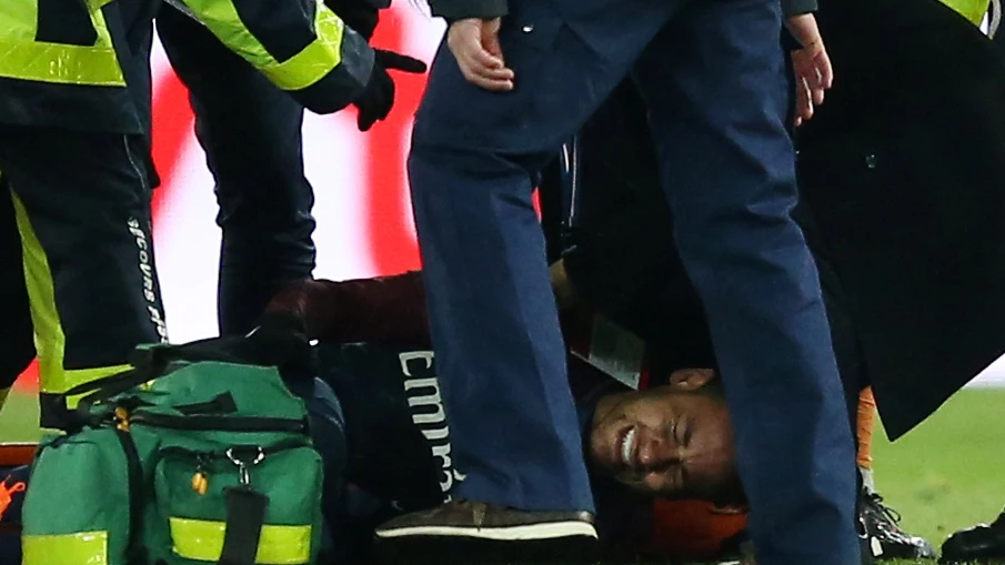 Neymar se duele en el suelo Neymar se duele en el suelo