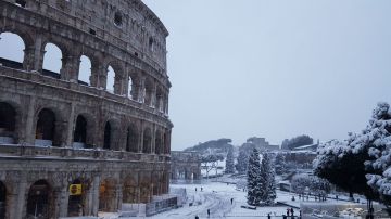 El Coliseo amanece cubierto de nieve en una imagen poco habitual