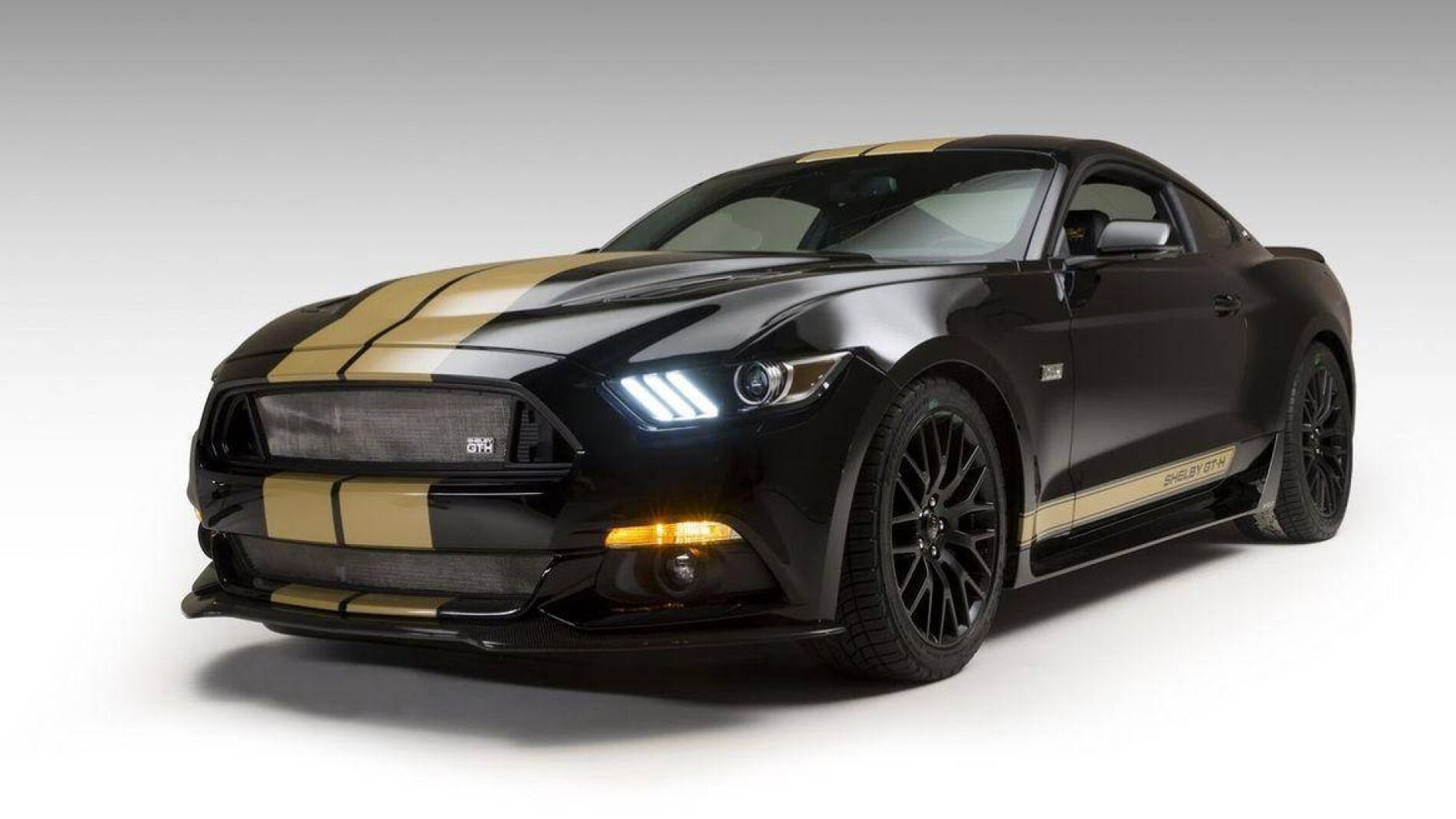 ford-mustang-shelby-hertz-2016-01.jpg