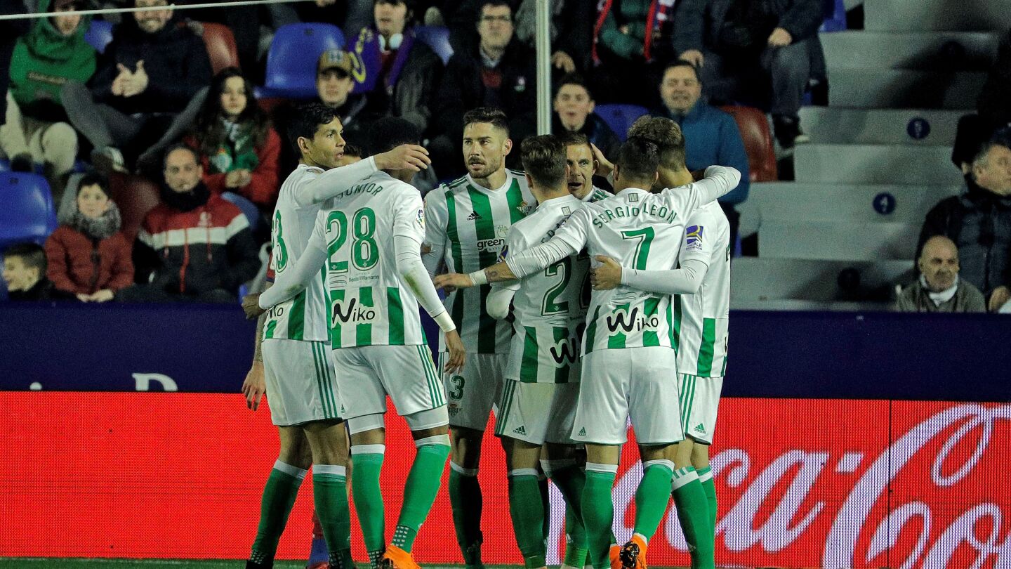 Los jugadores del Betis celebran un gol
