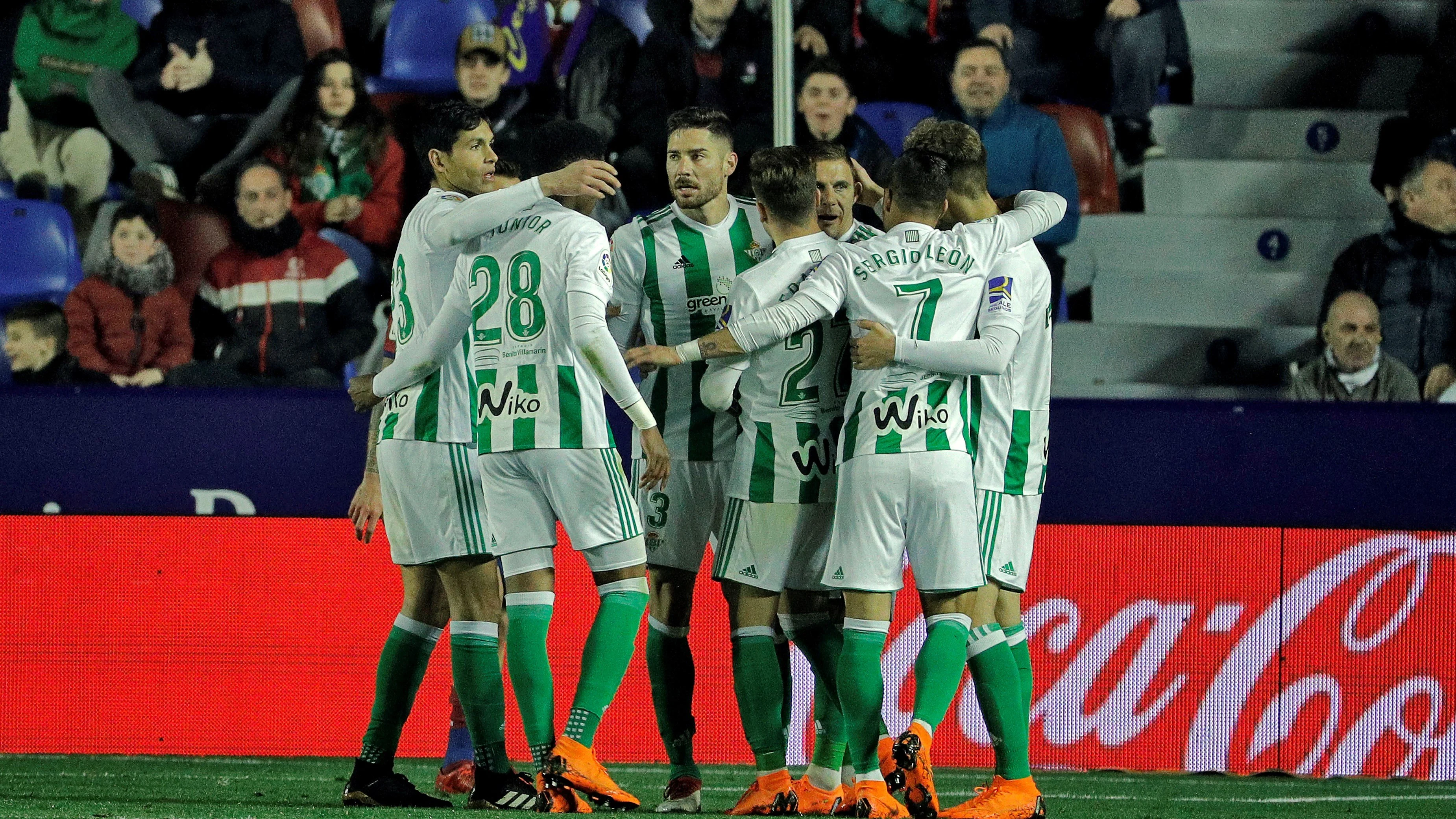 Los jugadores del Betis celebran un gol