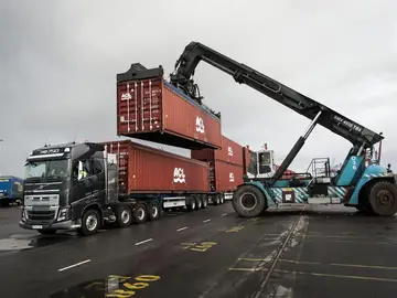 camion-volvo-40-contenedores-video-2016-00.jpg camion-volvo-40-contenedores-video-2016-00.jpg