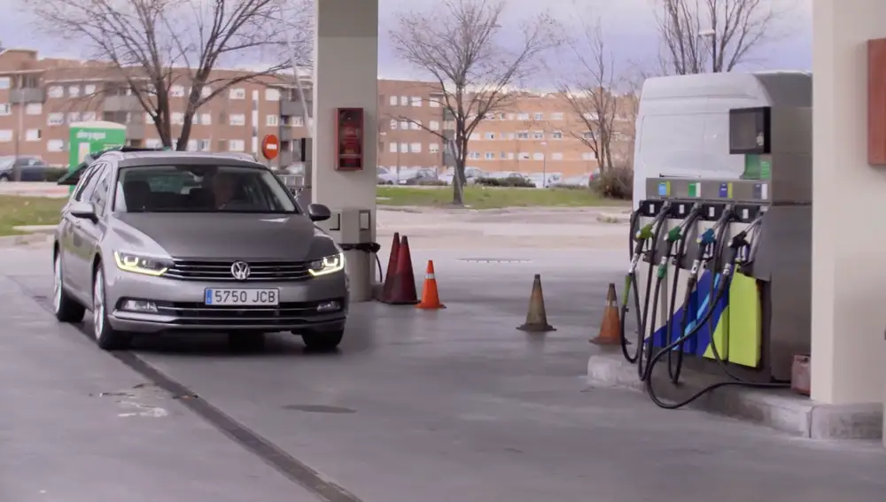 Imagen de un auto en una gasolinera