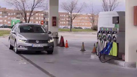 Imagen de un auto en una gasolinera Dicha idea es la que ha conducido a estos investigadores a llevar a cabo el estudio, en el que participaron un total de 81 hombres sanos, con edades iguales o superiores a los 18 años.Todos ellos se separaron en dos grupos. Uno, cuyos participantes fueron sometidos a 20 minutos de estimulación transcraneal directa sobre la corteza prefontal y otro que cumplió la función de placebo, ya que sus miembros se expusieron a una corriente de baja intensidad durante 30 segundos. Ninguno sabía a qué grupo pertenecía, por lo que no podía existir sugestión en los resultados.Finalizada esta primera parte, se presentaron a los voluntarios dos escenarios hipotéticos, uno en el que se recreaba un asalto físico y otro similar, pero con una agresión sexual.Al preguntar con qué probabilidad se verían como protagonistas de la escena, su intención de participar disminuyó en los que habían sido tratados con respecto al placebo en un 47% para la agresión física y un 70% para la sexual.Además, también calificaron las escenas como moralmente incorrectas en una mayor proporción.Hasta ahora los investigadores se preguntaban si los comportamientos violentos podían generar cambios en el cerebro o si, por el contrario, eran dichas anormalidades cerebrales las que generaban los comportamientos violentos. Ahora, esta nueva investigación apoyaría la segunda opción. Pero eso no es todo, ya que de cara a un futuro podría ayudar a tratar a agresores sexuales para evitar que reincidan en ocasiones posteriores. Quizás habría que aumentar el tiempo de exposición o el número de repeticiones.De cualquier modo, los autores del estudio han insistido en que aún haría falta mucha más investigación para poder confirmar esta teoría. Si fuera así, la ciencia dispondría de un arma perfecta para luchar contra estos criminales; pero, hasta que eso ocurra, habrá que confiar en que la justicia sepa actuar en consecuencia.