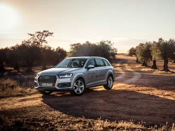 audi-q7-e-tron-quattro-141115-07.jpg audi-q7-e-tron-quattro-141115-07.jpg