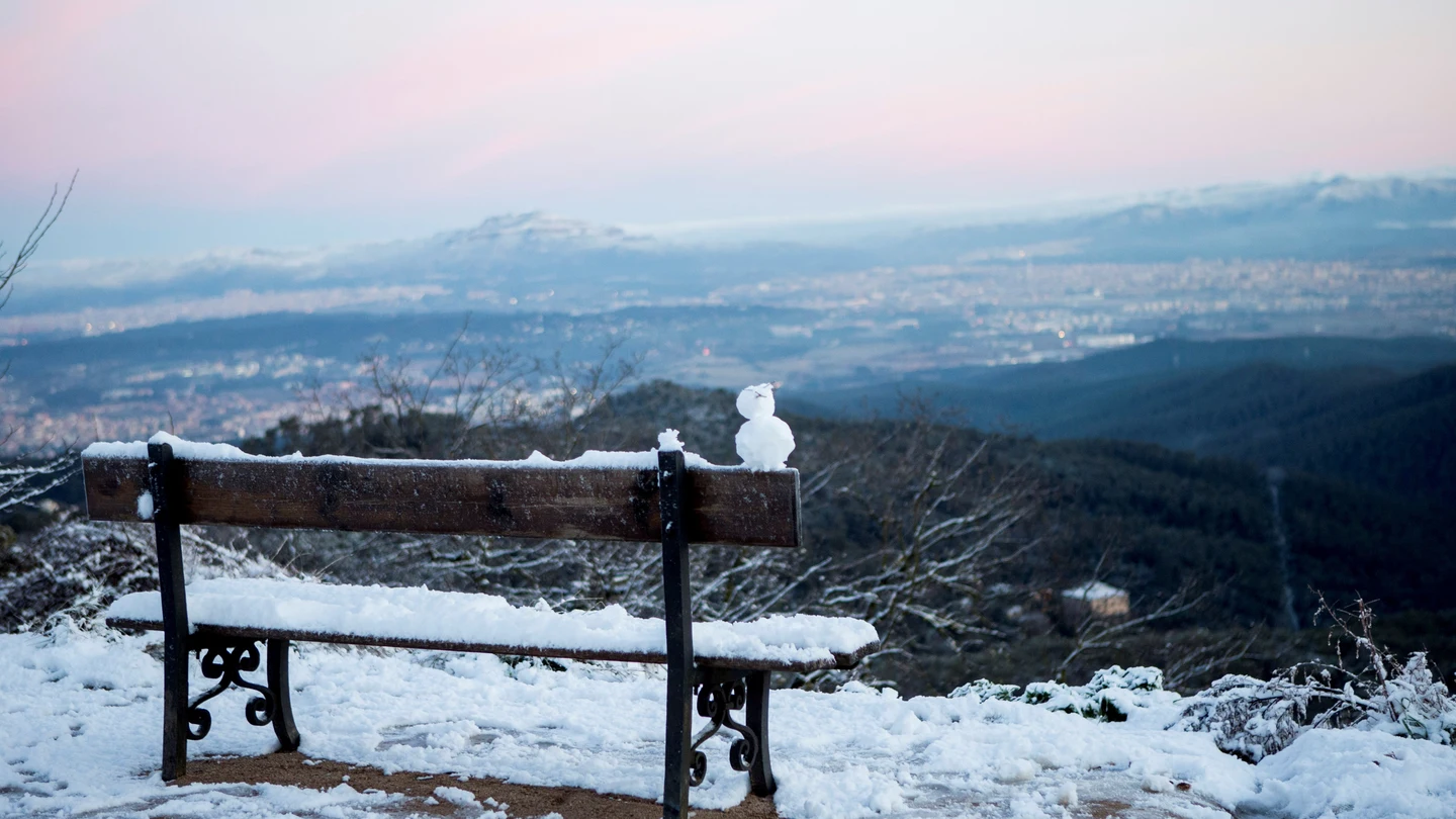 Un banco lleno de nieve Un banco lleno de nieve