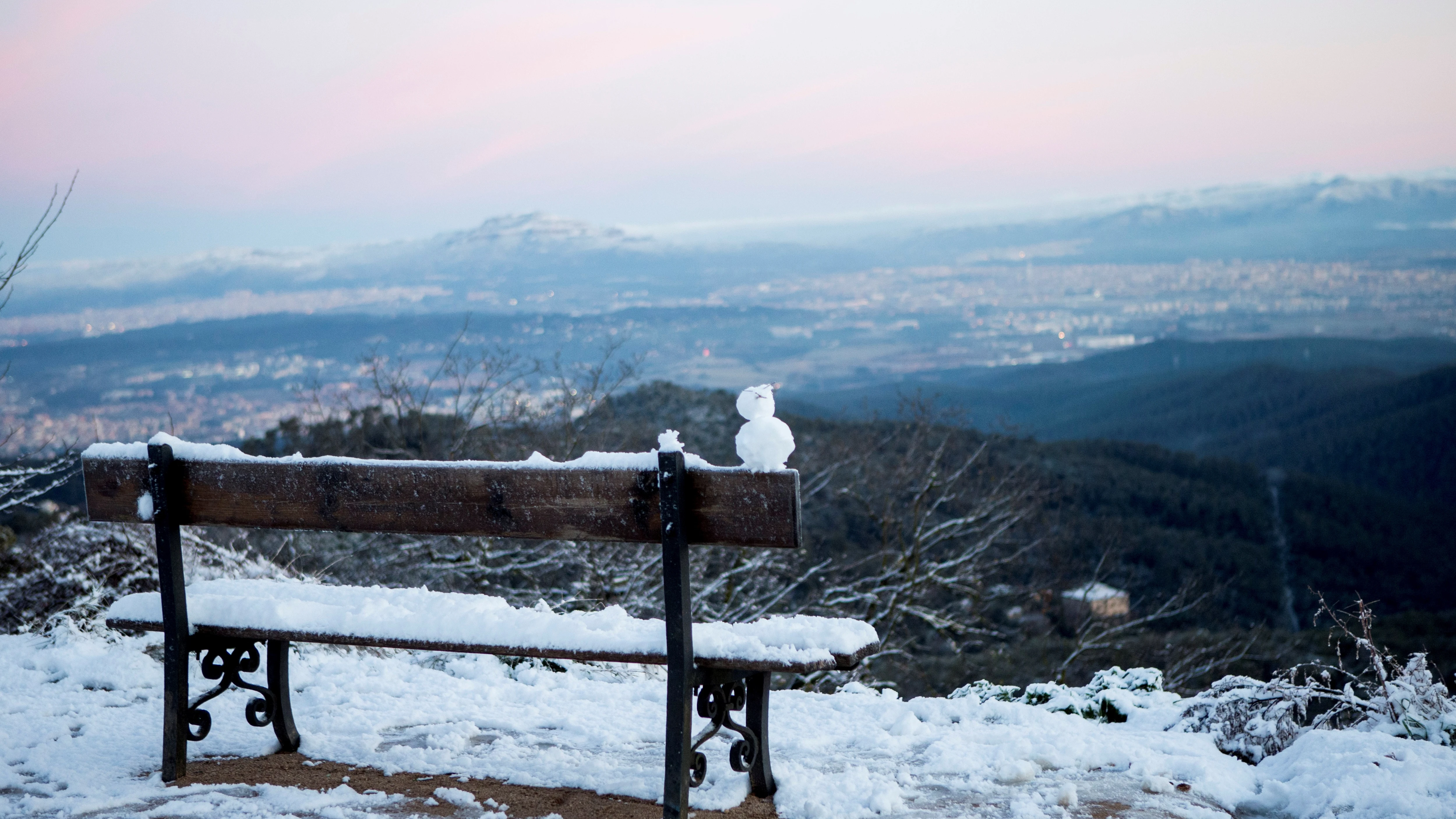 Un banco lleno de nieve