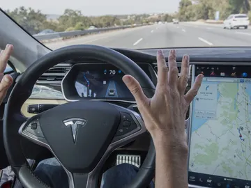 abuela-tesla-model-s-autonomo-00.jpg abuela-tesla-model-s-autonomo-00.jpg