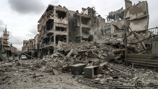 Vista de la calle y edificios en ruinas después de varios bombardeos, en Duma, feudo rebelde de Guta Oriental Vista de la calle y edificios en ruinas después de varios bombardeos, en Duma, feudo rebelde de Guta Oriental