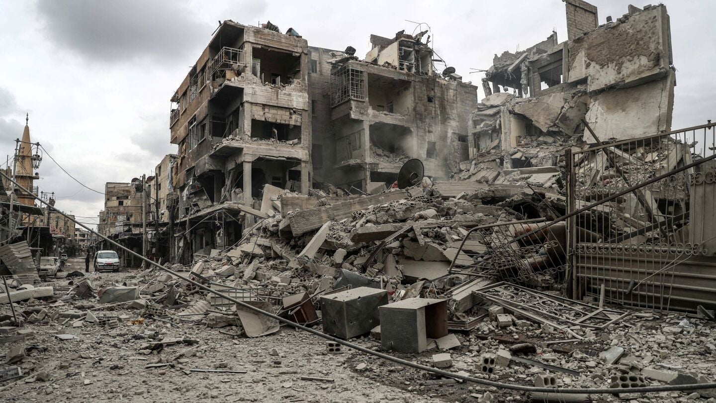 Vista de la calle y edificios en ruinas despu&eacute;s de varios bombardeos, en Duma, feudo rebelde de Guta Oriental 