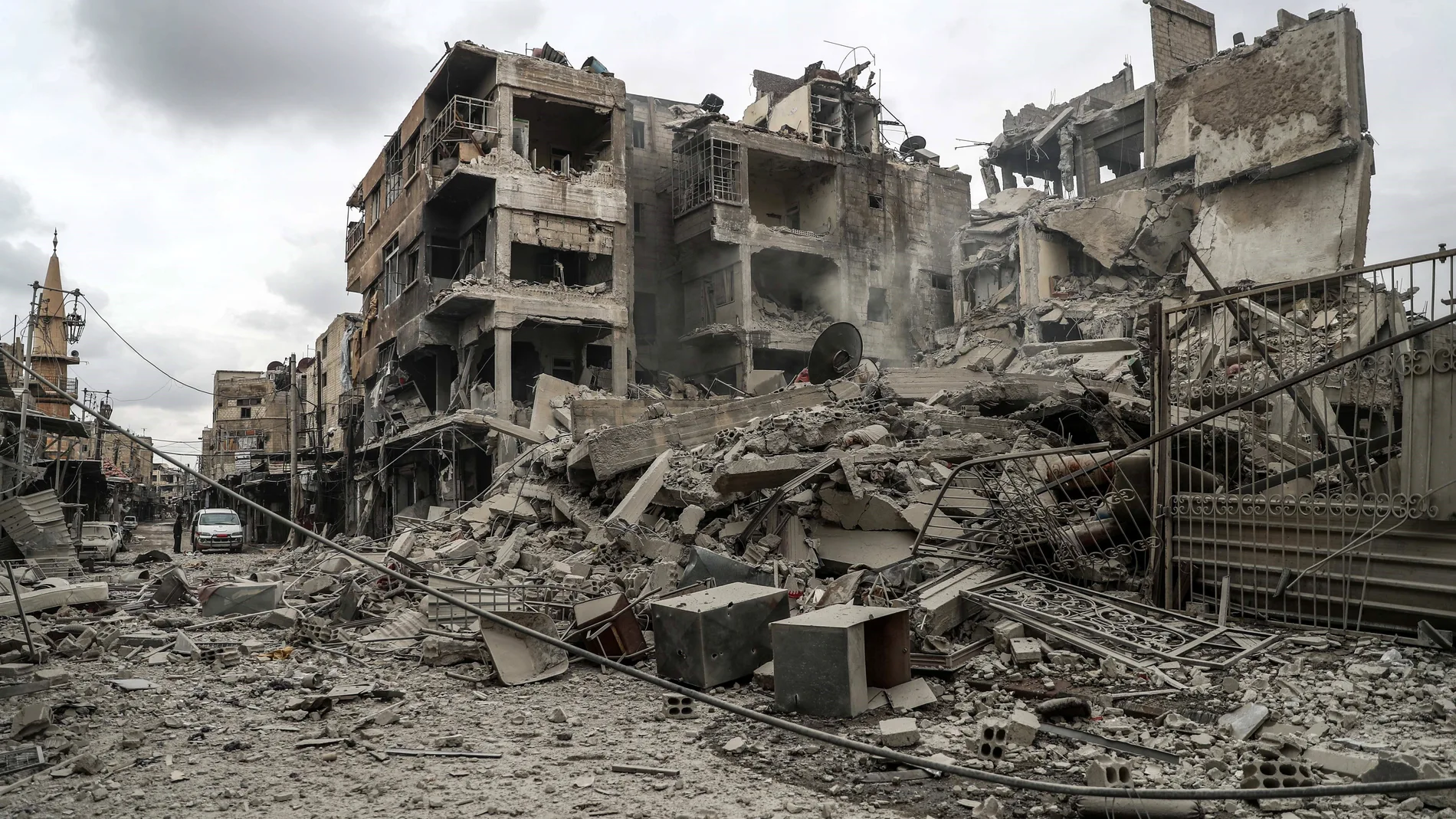 Vista de la calle y edificios en ruinas después de varios bombardeos, en Duma, feudo rebelde de Guta Oriental 