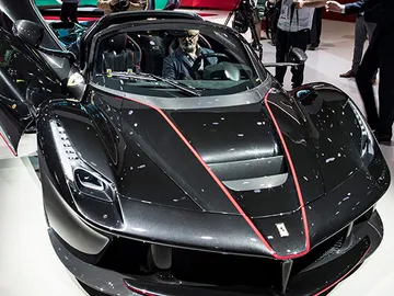 Ferrari-LaFerrari-Aperta-e1475508800882.jpg Ferrari-LaFerrari-Aperta-e1475508800882.jpg