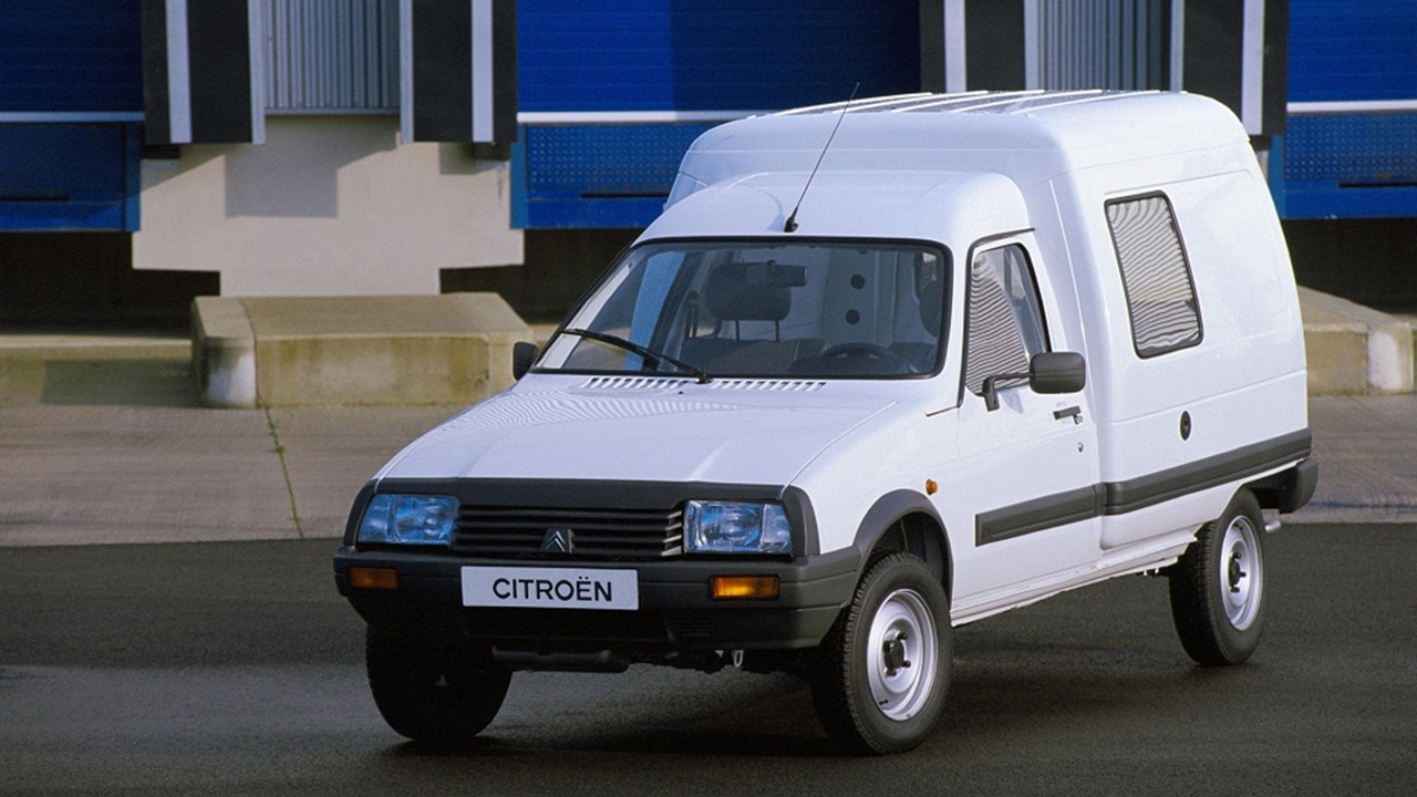 La furgoneta de Chuck Norris, la que si ves en una grúa es porque se va a acabar el mundo, cumple 40 años 4 Motor16 69 Motor16