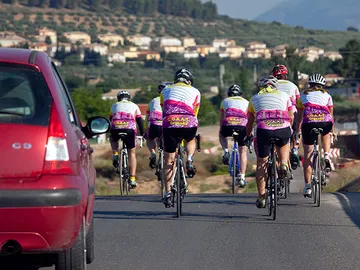 Grupo-ciclistas-adelantamiento.jpg Grupo-ciclistas-adelantamiento.jpg