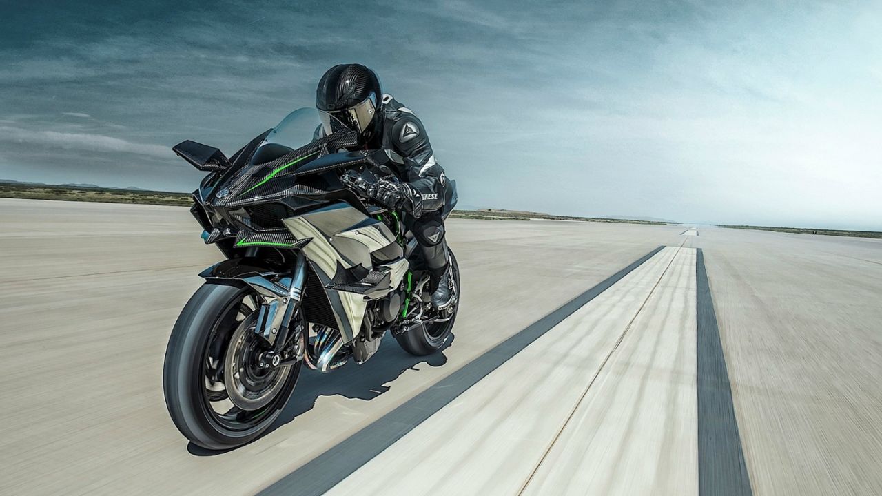 ¡De locos! A 385 Km/h subidos en la Kawasaki Ninja H2R