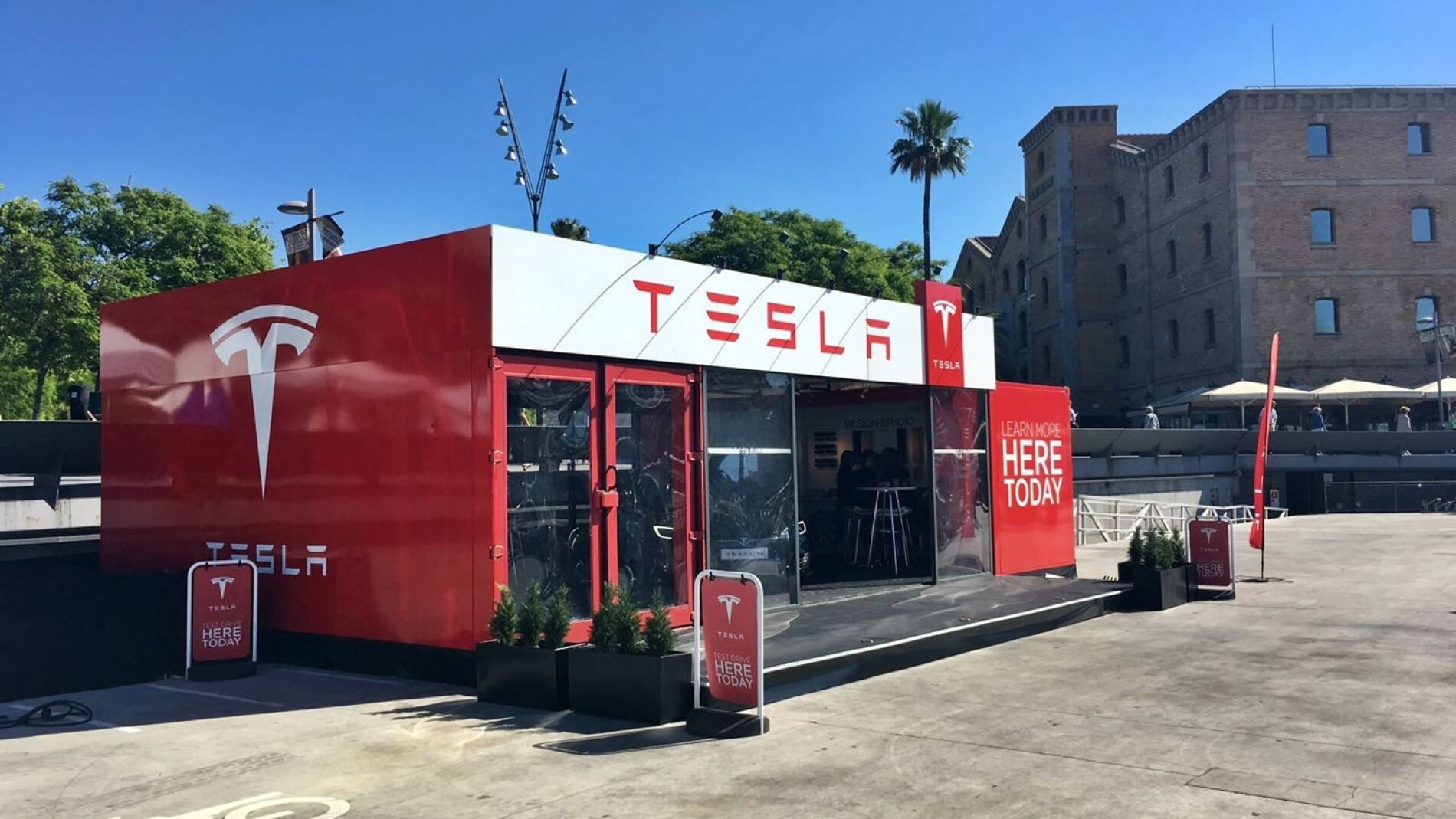tesla-pop-up-store-barcelona-0517002.jpg