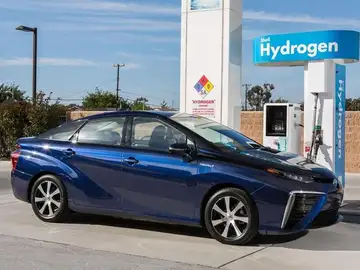 Madrid inaugura la cuarta hidrogenera de España, un punto de recarga para coches de hidrógeno que ya se presentan como alternativa al resto de combustibles Coches de hidrógeno