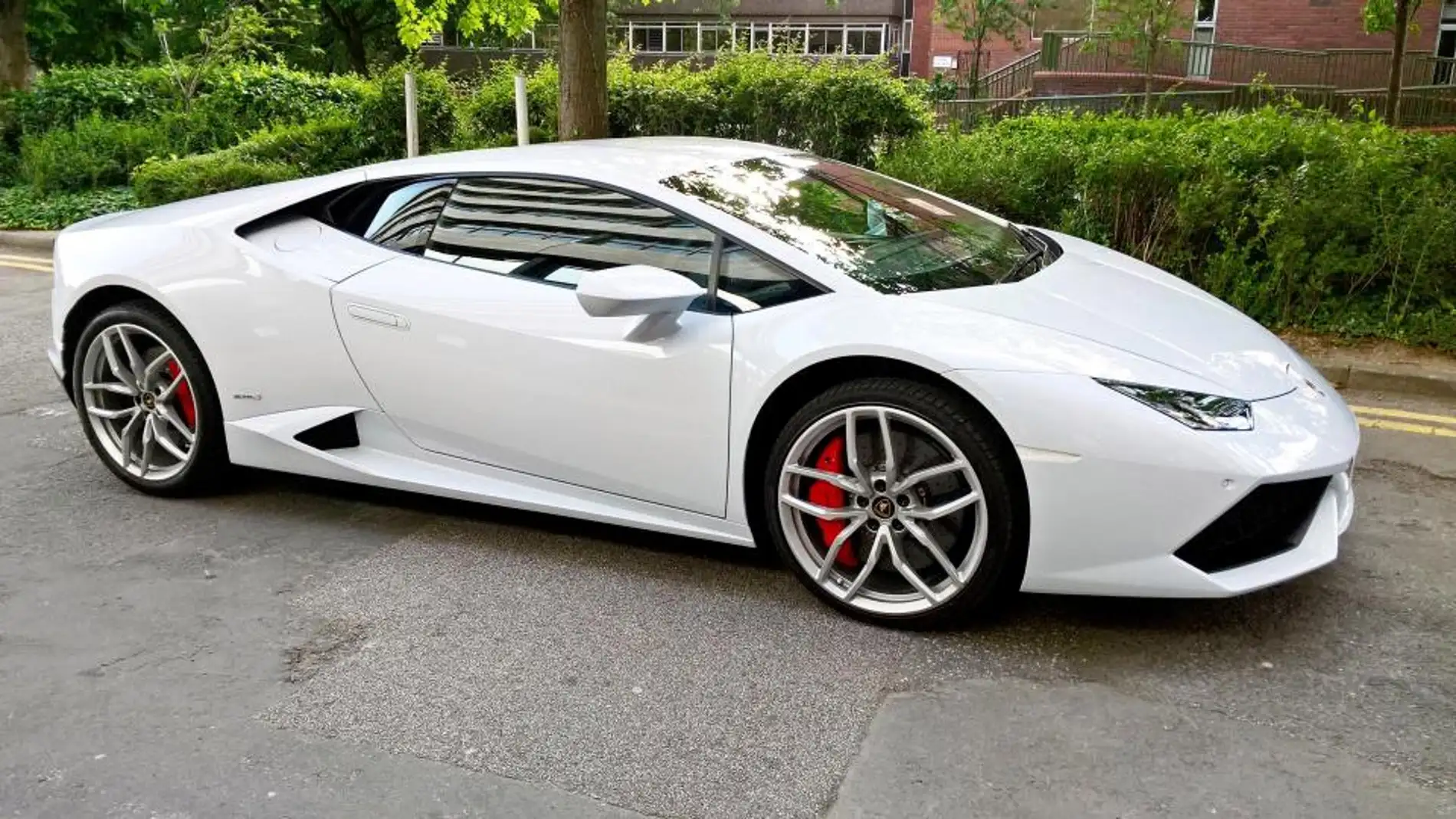 Lamborghini-Hurac%C3%A1n-taxi.jpg