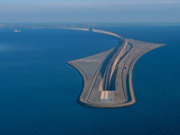 tunnel-bridge-oresund-link-artificial-island-sweden-denmark-fb.jpg