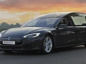 Tesla-Model-S-f%C3%BAnebre-by-RemetzCar_.jpg Tesla-Model-S-f%C3%BAnebre-by-RemetzCar_.jpg