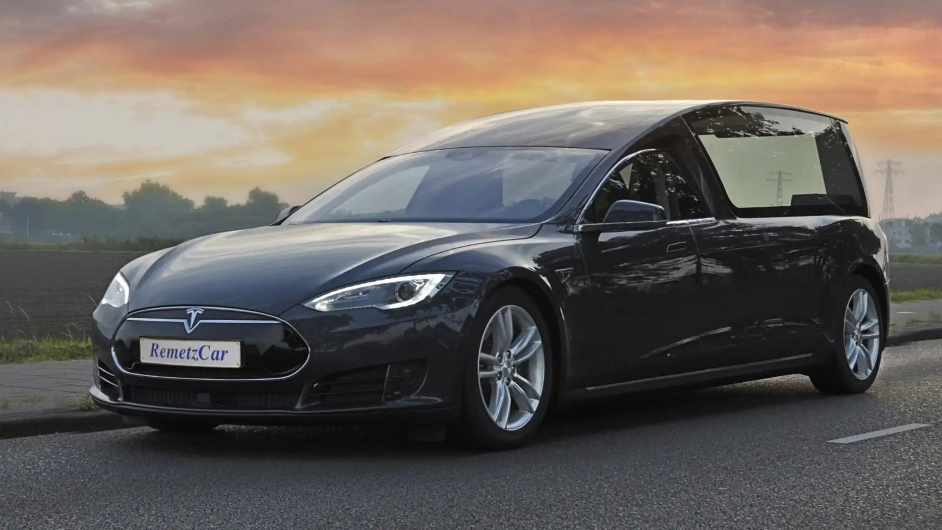Tesla-Model-S-f%C3%BAnebre-by-RemetzCar_.jpg