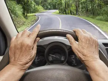 ancianos_conduciendo.jpg ancianos_conduciendo.jpg